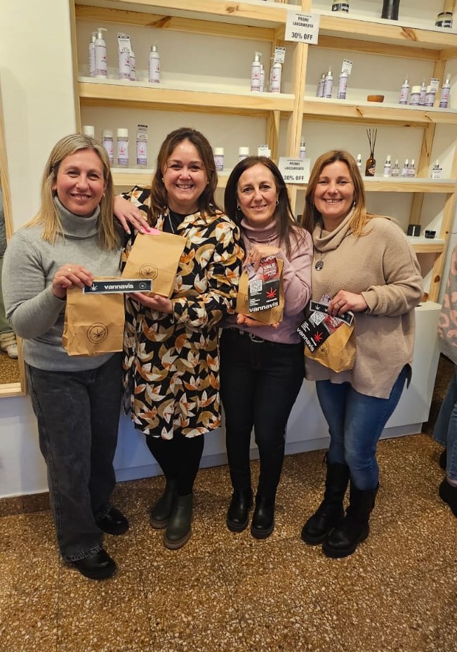 Grupo de amigas contentas con sus productos de cosmética natural de Vananvis