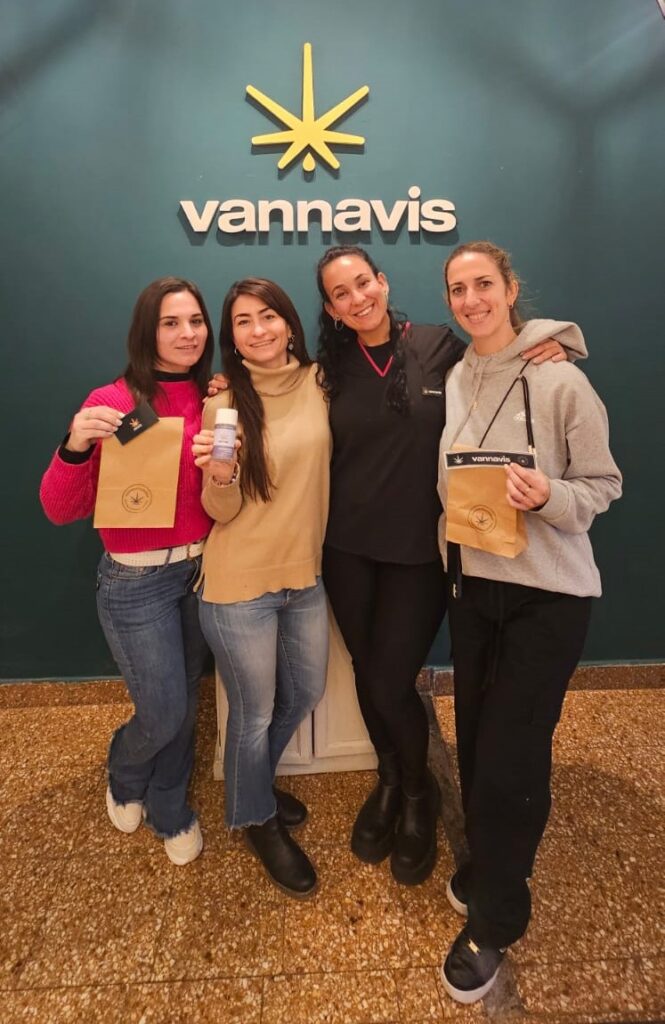 Grupo de clientas contentas con sus productos de cosmética natural de Vannavis