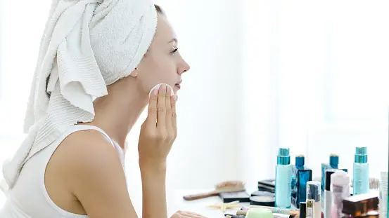 Mujer utilizando los productos de