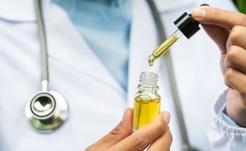 Un doctor prestigioso, mostrando aceite de cannabis medicinal