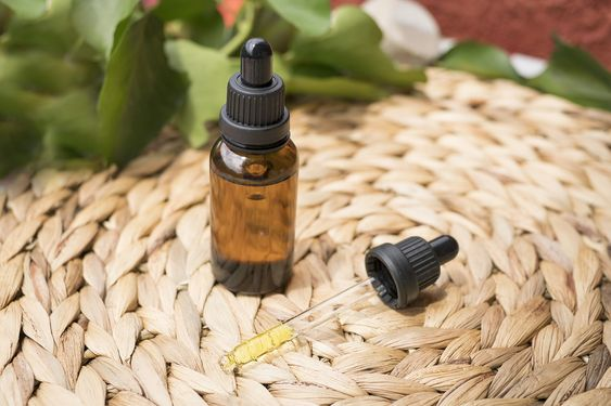 Una imagen linda de un gotero de aceite de cannabis medicinal