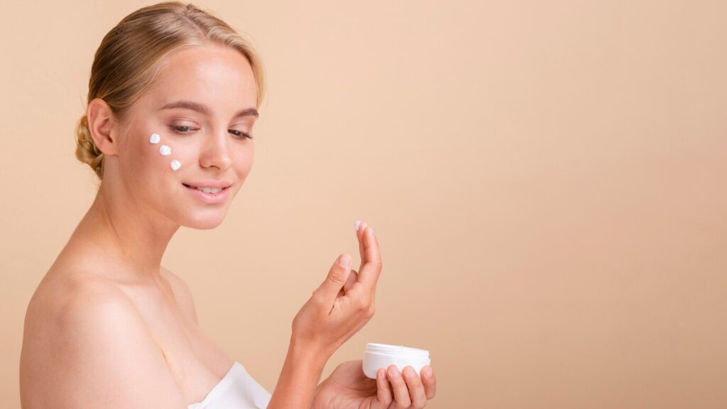 Mujer utilizando productos de cosmética natural