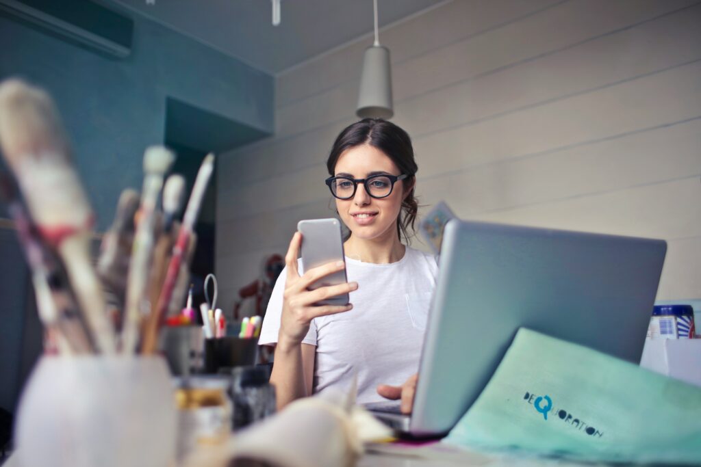 Mujer enterándose de las ultimas novedades de Vannavis