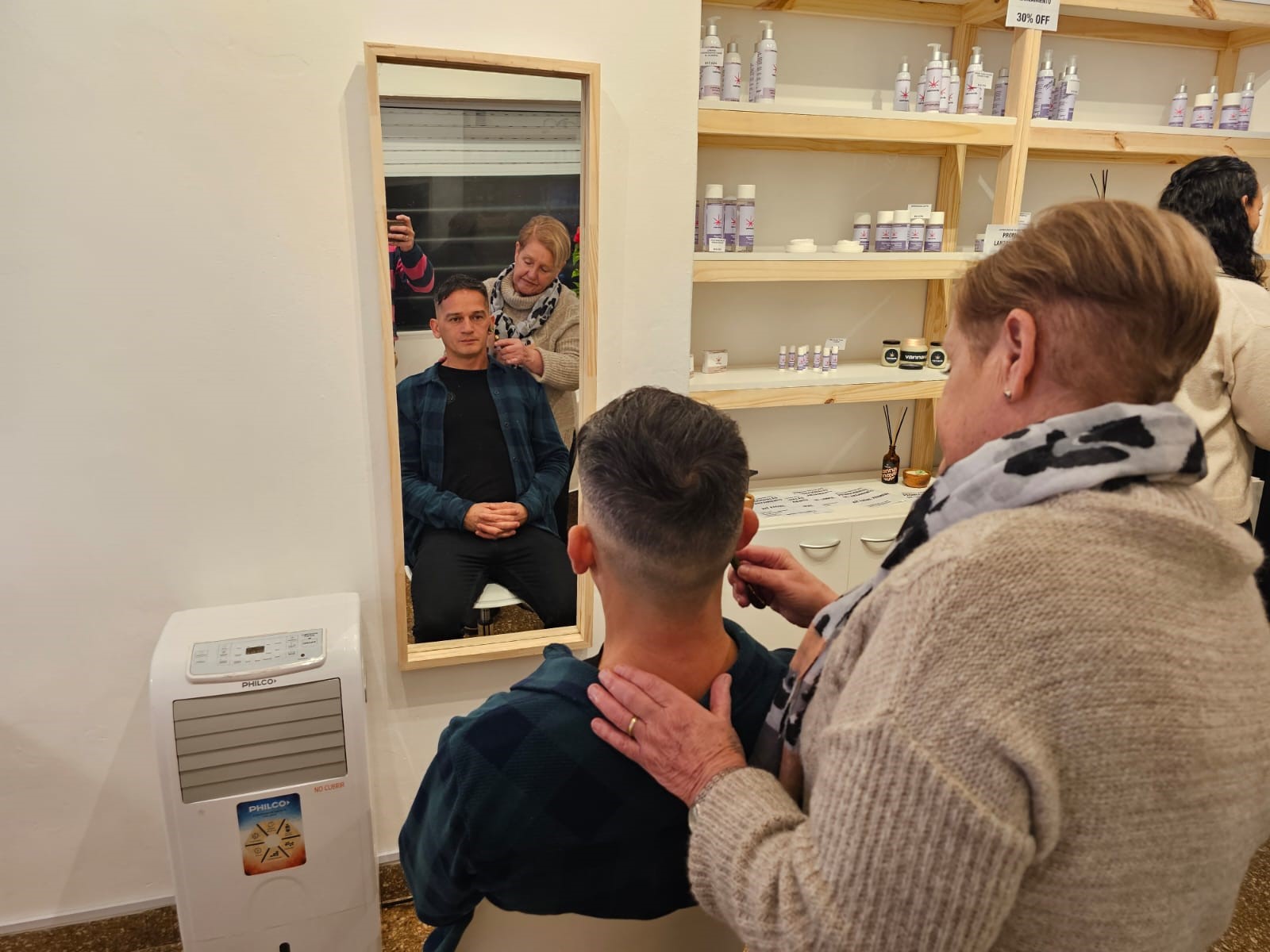 Modelo en el taller de Vannavis utilizando productos de cosmetica natural