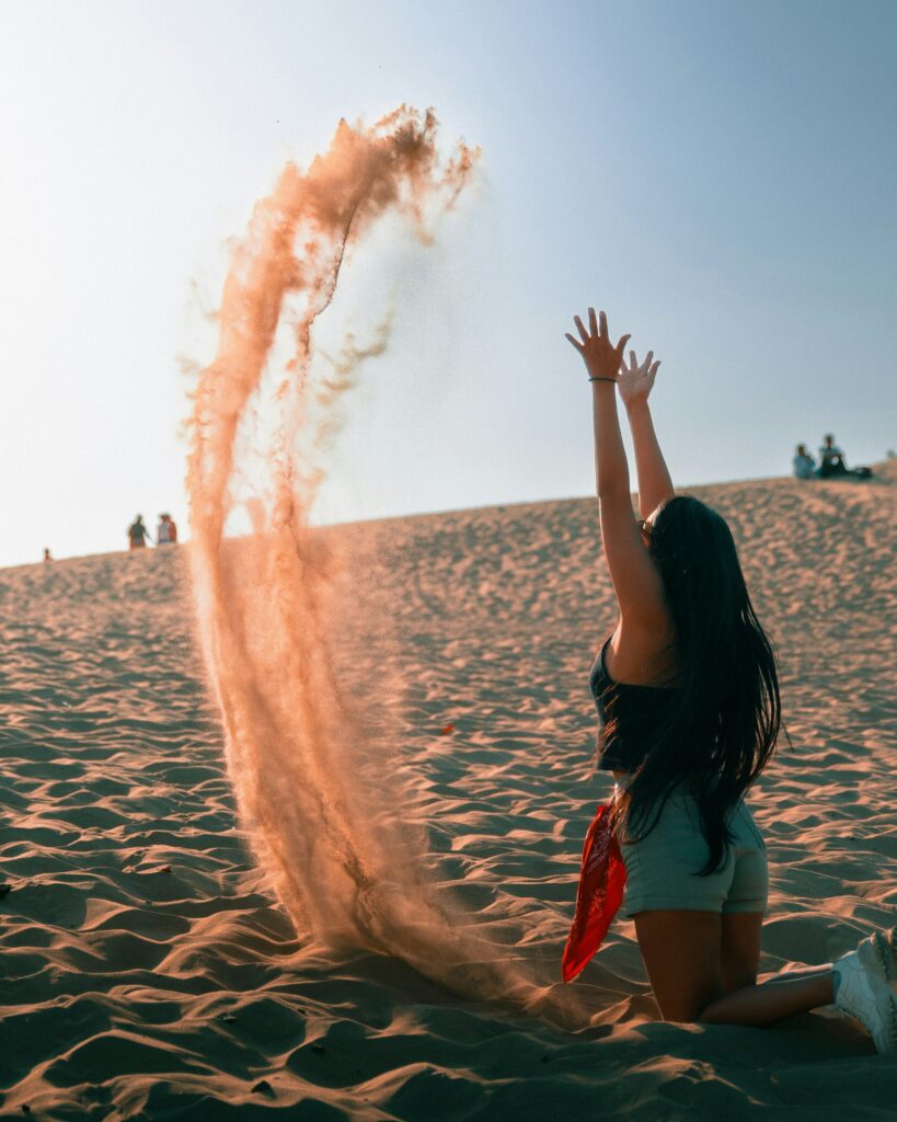 Joven disfrutando de la playa para mejorar su bienestar