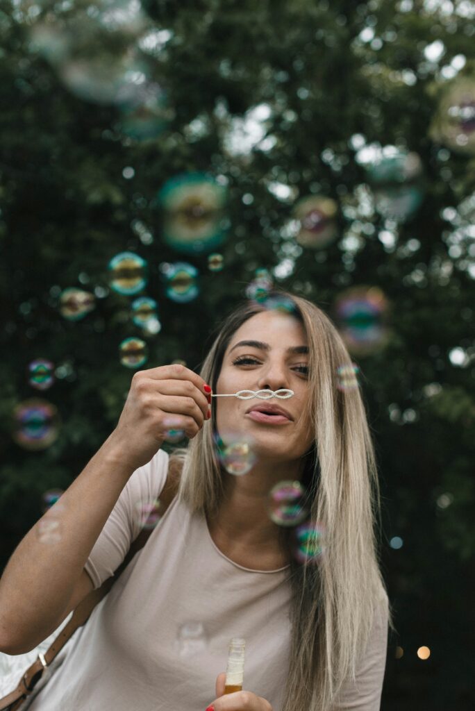 Mujer jugando con burbujas disfrutando de su bienestar