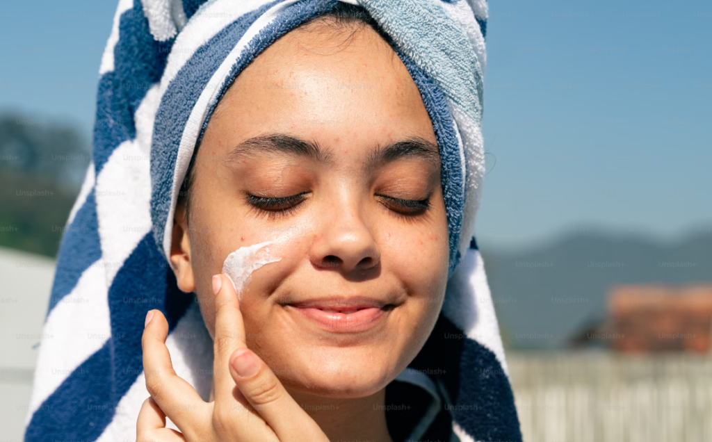 mujer utilizando la crema de ingredientes naturales de Vannavis