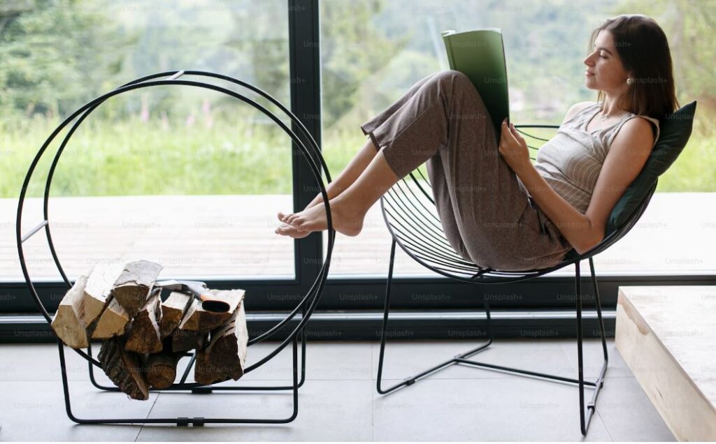 Mujer leyendo un libro en armonía y equilibrio