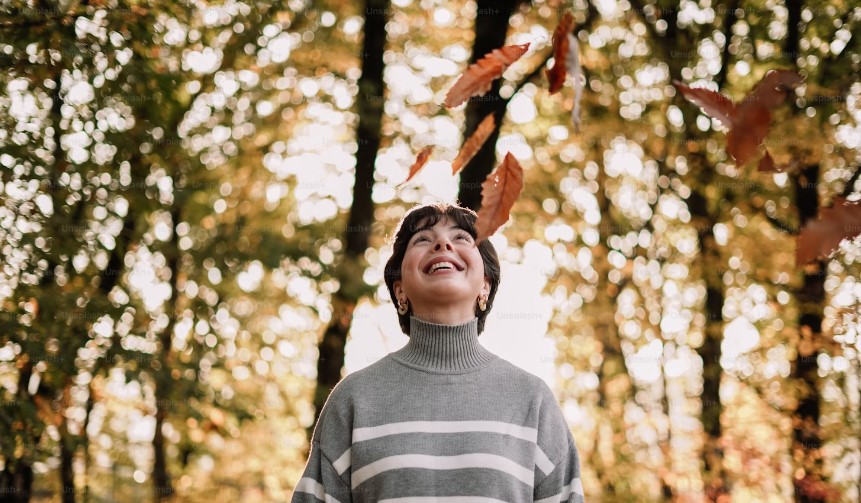 Mujer en el bosque disfrutando de los productos de Vannavis