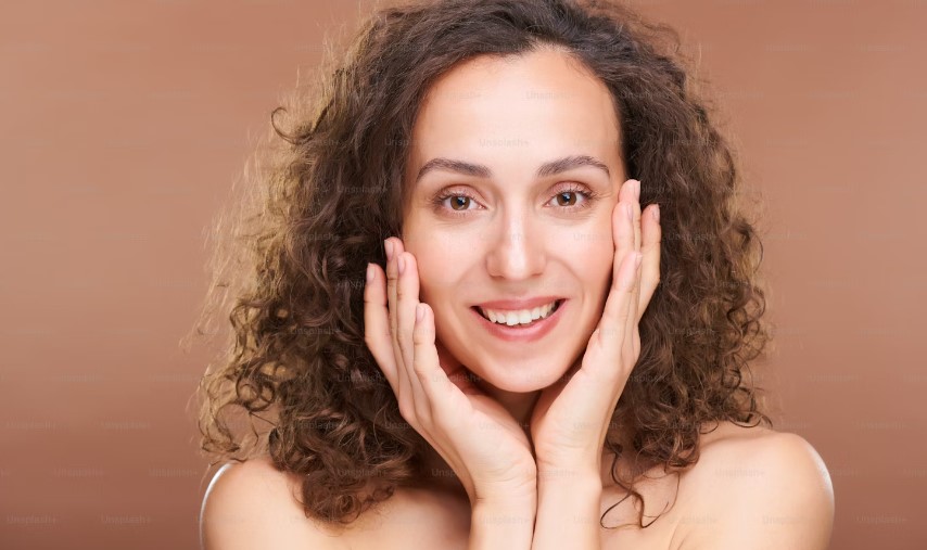 Mujer disfrutando de los beneficios del serum con acido hialuronico premium de Vannavis