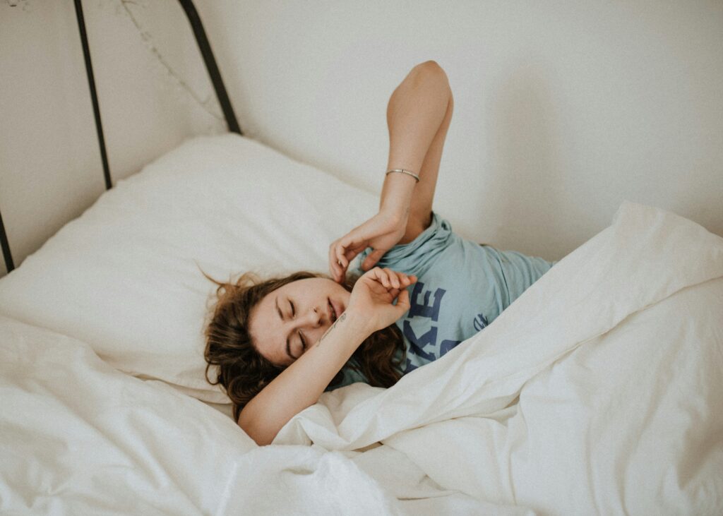 Mujer disfrutando su sueño luego de utilizar los productos terapéuticos premium de Vannavis