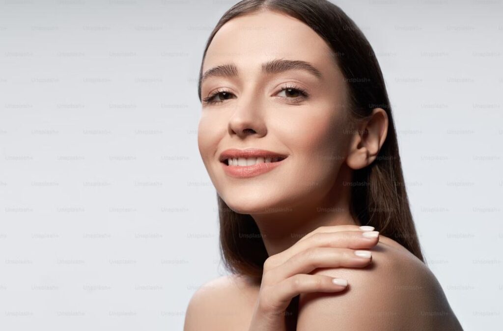 Mujer luego de realizarse su skincare con los productos de ingredientes naturales de Vannavis