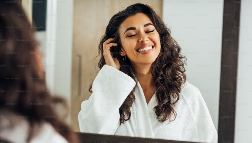 Mujer disfrutando de los beneficios del serum con acido hialuronico premium de Vannavis