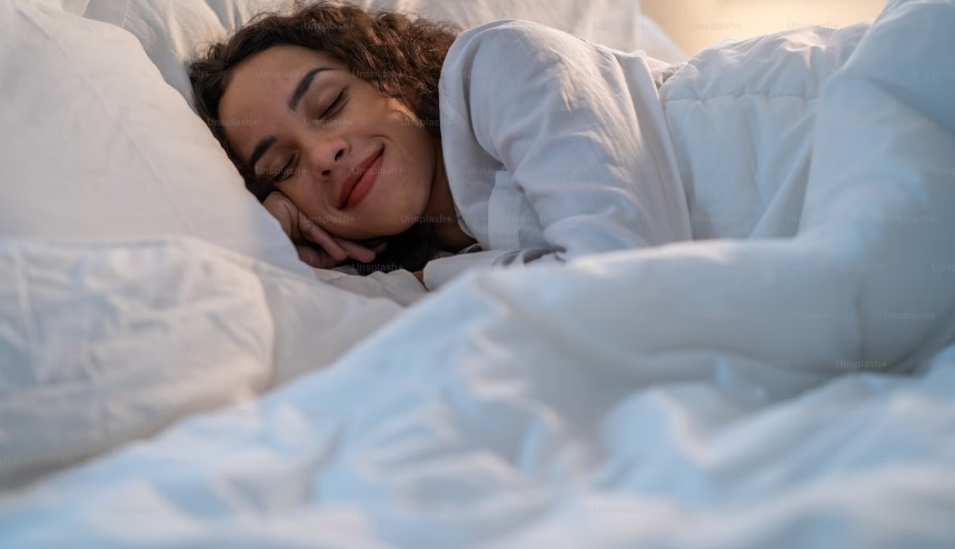 Mujer disfrutando su sueño luego de utilizar los productos terapeuticos premium de Vannavis
