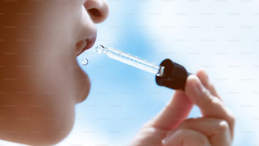 Mujer tomando el aceite medicinal a base de CBD de Vannavis