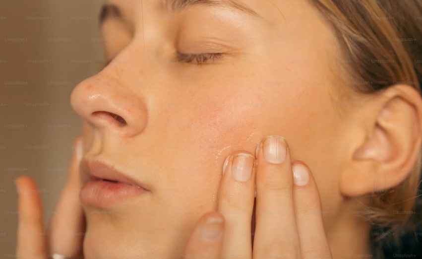 Mujer disfrutando de los beneficios del serum con acido hialuronico premium de Vannavis