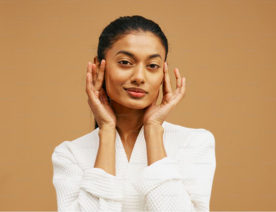 Mujer luego de realizarse su skincare con los productos de ingredientes naturales de Vannavis