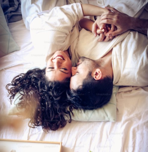 Pareja disfrutando su sueño luego de utilizar los productos terapeuticos premium de Vannavis