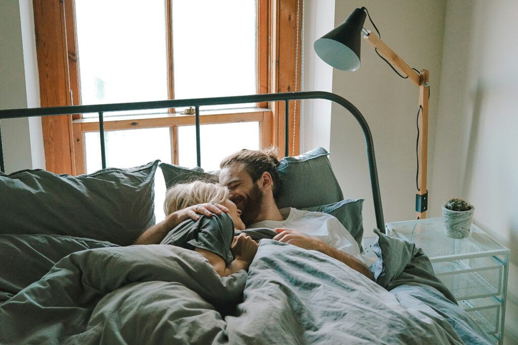 Pareja disfrutando su sueño luego de utilizar los productos terapeuticos premium de Vannavis