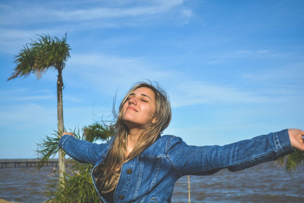Mujer disfrutando su sueño luego de utilizar los productos terapeuticos premium de Vannavis