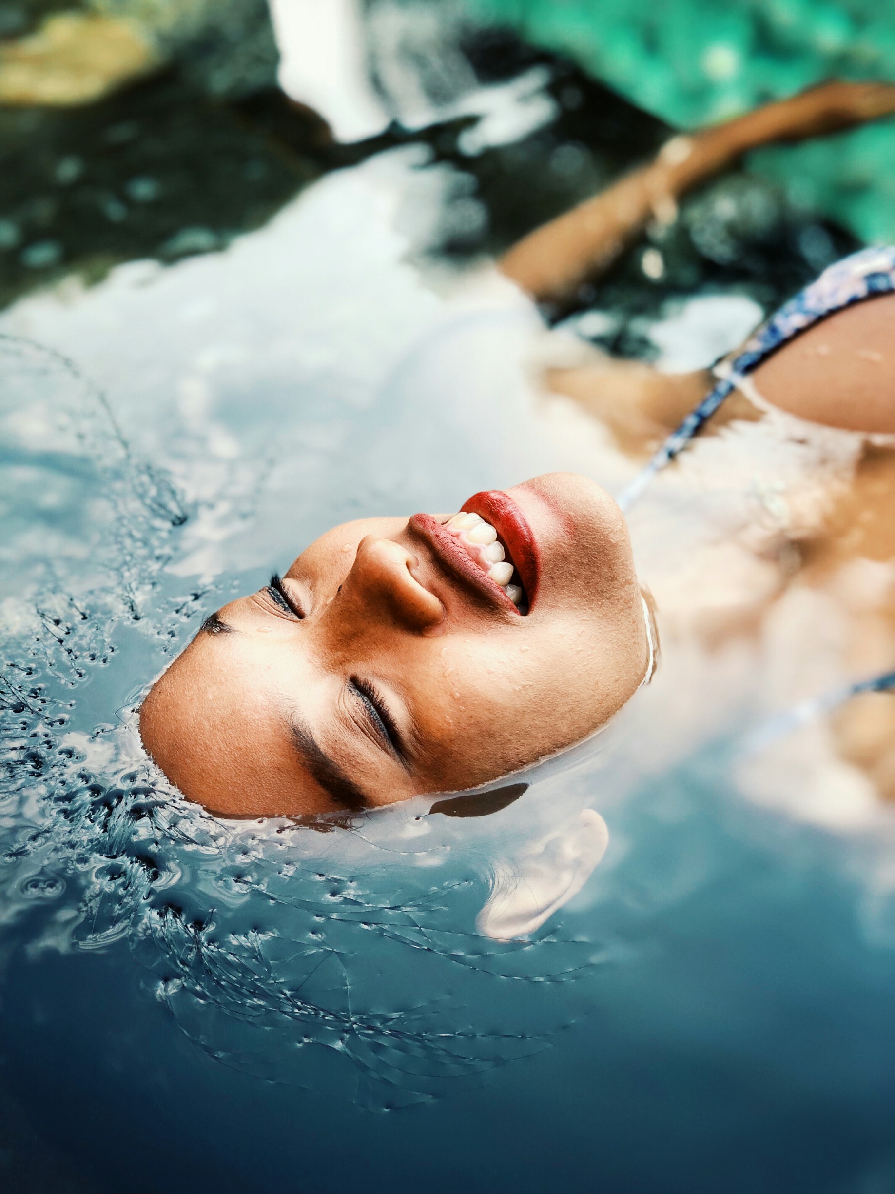 Mujer disfrutando de un baño con ingredientes naturales