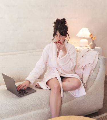 Mujer disfrutando de leer el blog web de Vannavis