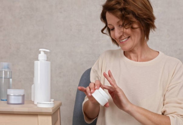 Mujer utilizando los productos de cosmética natural de Vannavis