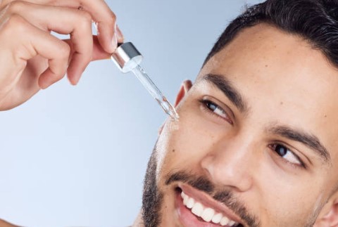 Hombre utilizando los productos de cosmética natural de Vannavis