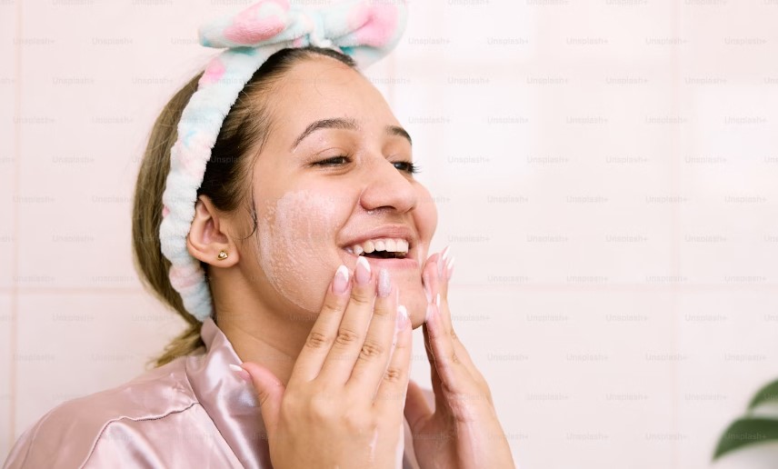 Mujer utilizando los productos de cosmética natural de Vannavis