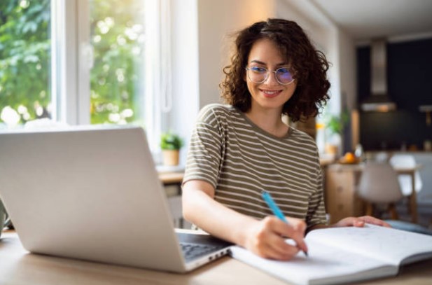 Mujer disfrutando de leer el blog web de Vannavis