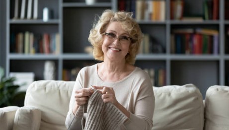 Mujer disfrutando de leer el blog web de Vannavis