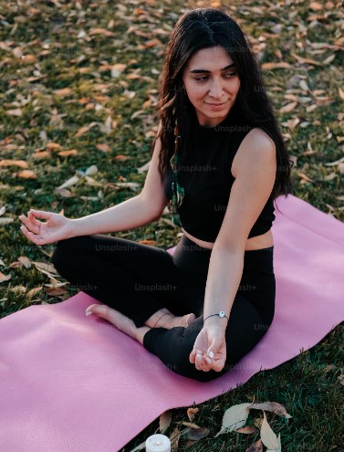 Mujer disfrutando de realizar yoga luego leer el blog web de Vannavis